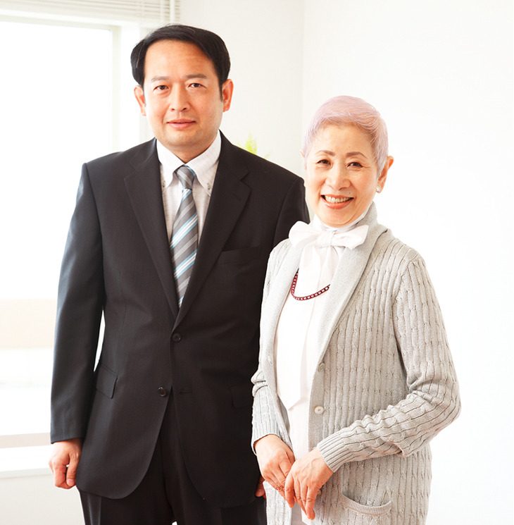 写真:渡辺社長と佐伯チズさん
